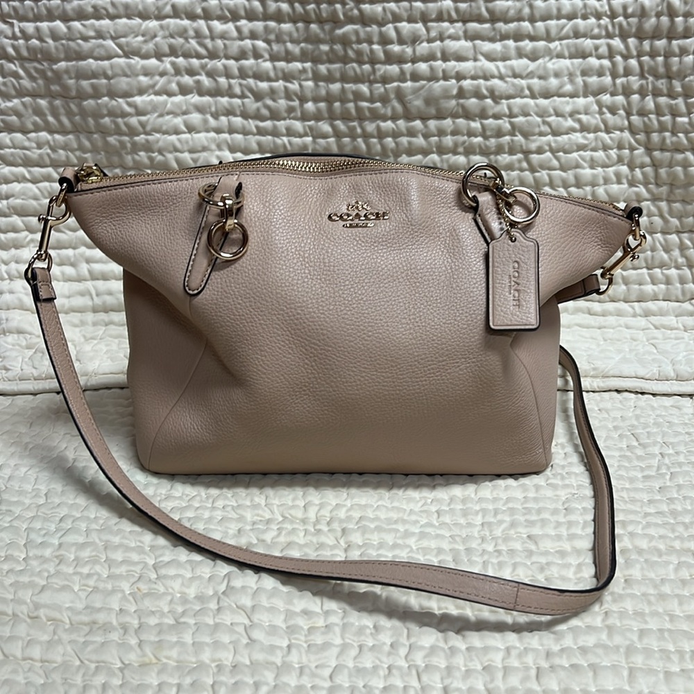 COAH BEAUTIFUL BAG LIKE NEW CONDITION- missing clutch handles